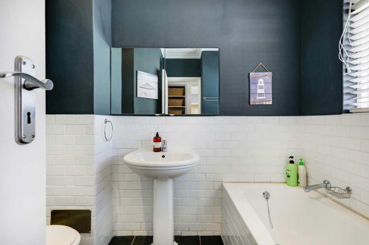 Backup-Powered Bantry Bay View 2 Bed Apartment เคปทาวน์ ภายนอก รูปภาพ